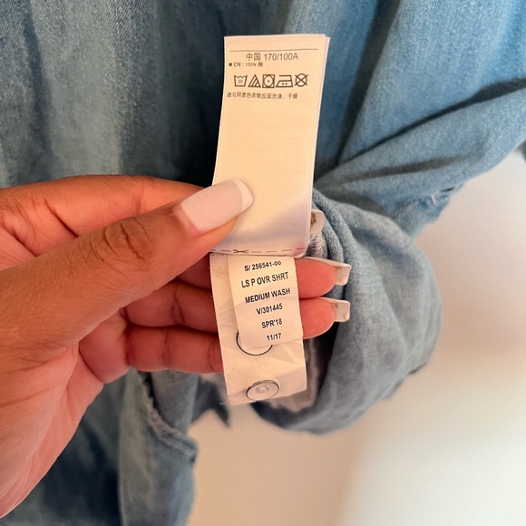 Gap Oversized Medium Wash Denim Shirt Size Large - Picture 7 of 8